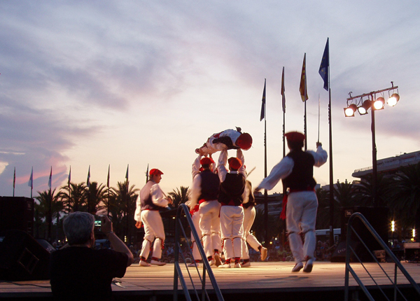 Uno de los momentos de la actuación del grupo Ereintza en la plaza de las Comunidades de Salou